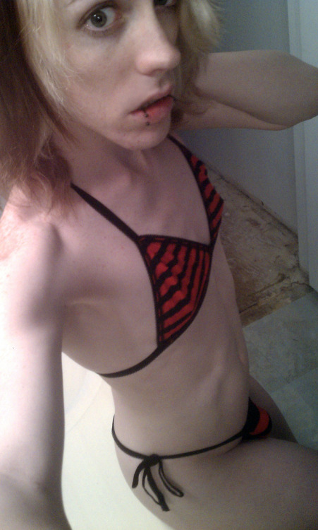 asuka-sorynotsoryu:  what a familiar outfit…now where have i seen it before