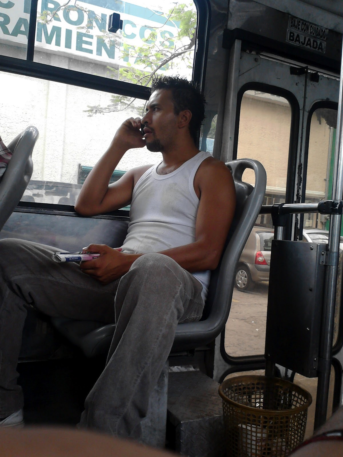 chacalitoscuenca:  CHACALITO EN EL URBANO BUENO PARA CHUPARSELA  Envia tus aportes