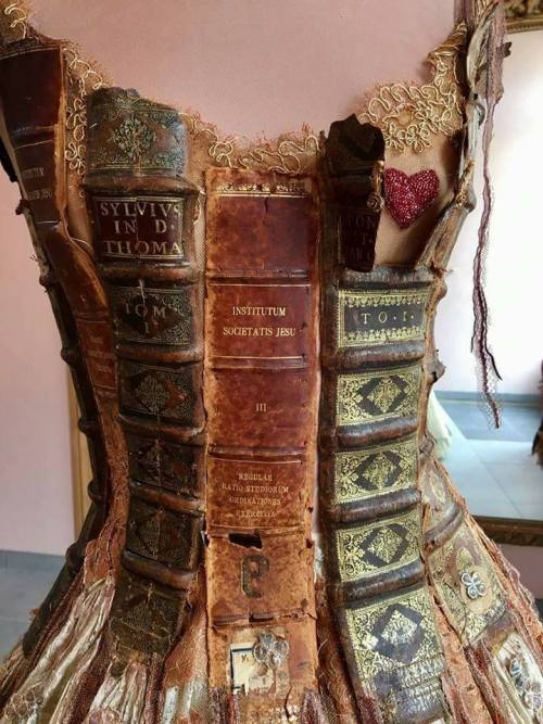 beelikesbooks: deadheadingcrew: steampunktendencies: Amazing dress by french creator Sylvie Facon&nb