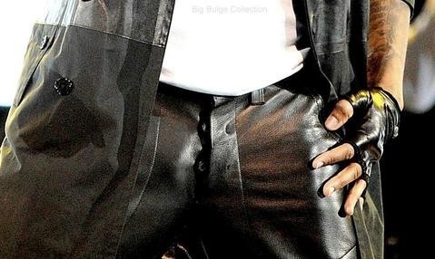 lamarworld:  More of singer Usher’s bulge & ass.