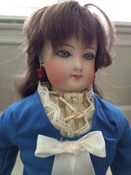 PRAISE RELEVANT DEITIES IT IS FINISHEDAfter two weeks of work, Jeanette’s traveling suit is co