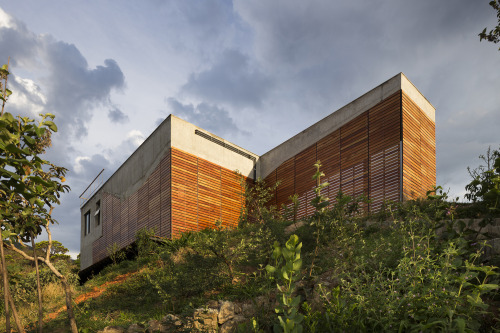 archatlas:  A House in the Brazilian Savanna   Cerrado House by   Vazio S/A  was built at the foothills of Sierra da Moeda, a mountain range in the state of Minas Gerias, Brazil. The three-bedroom house has a rooftop pool and a wide staircase that
