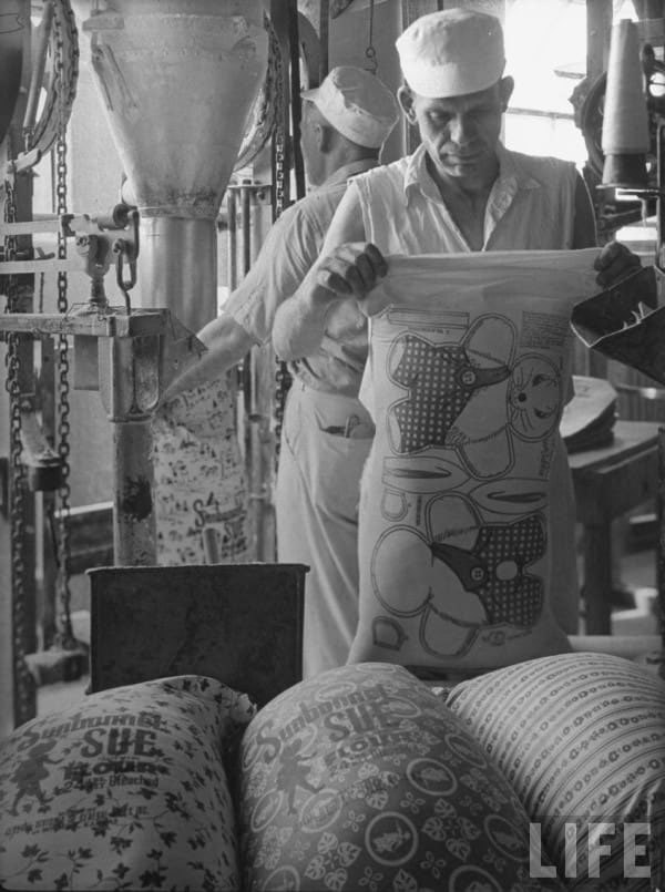 abocadoinferno:  Durante la Gran Depresión la moda era vestirse con sacos de harina