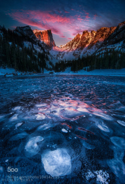 random-photos-x:Blood over icy Dream Lake