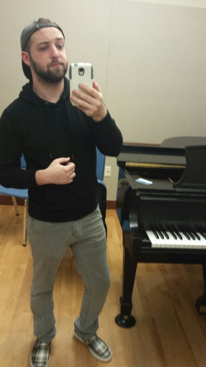 ottermatopoeia:  If I’d have known it was gonna be like 90° in this practice room I wouldn’t have worn this I’m so sweaty