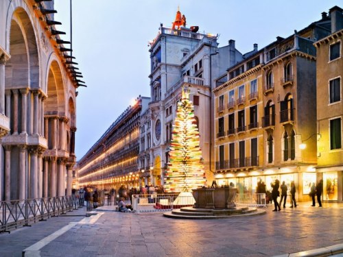 Venice is home to the largest glass Christmas tree in the world. Internationally renowned glassblowe