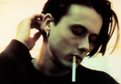 alotofconcordes:  Brett Anderson makes you wanna smoke. 