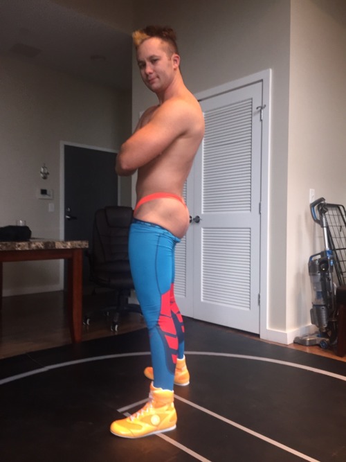 sexymuscleguys.tumblr.com/post/133972973038/