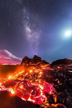 sixpenceee:  Lava of The Kelawia volcano,