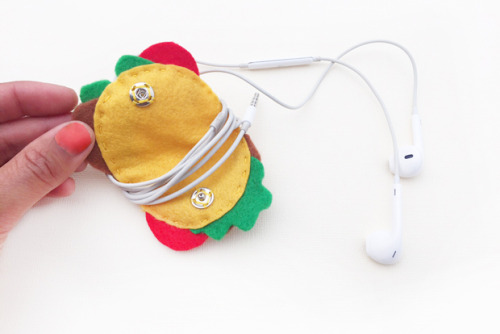 Love at first sight! DIY tiny taco headphone holder :-9