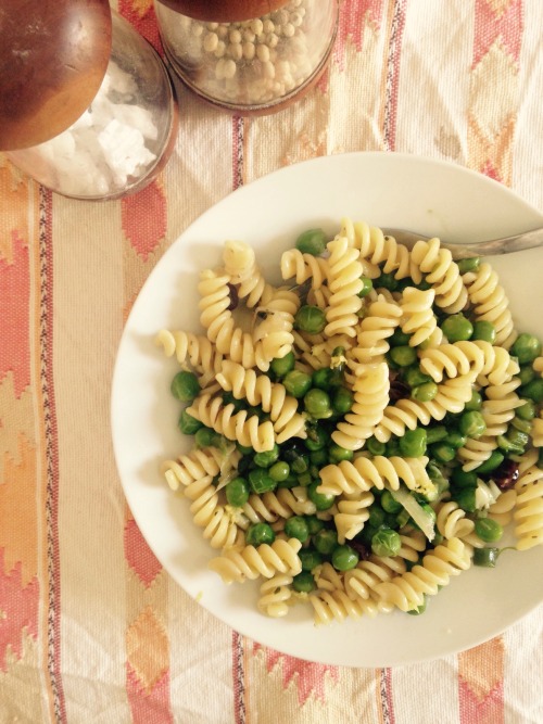 È tornata la stagione della mia pasta preferita!Questa l'ho fatta con asparagi, pisellini freschi, p