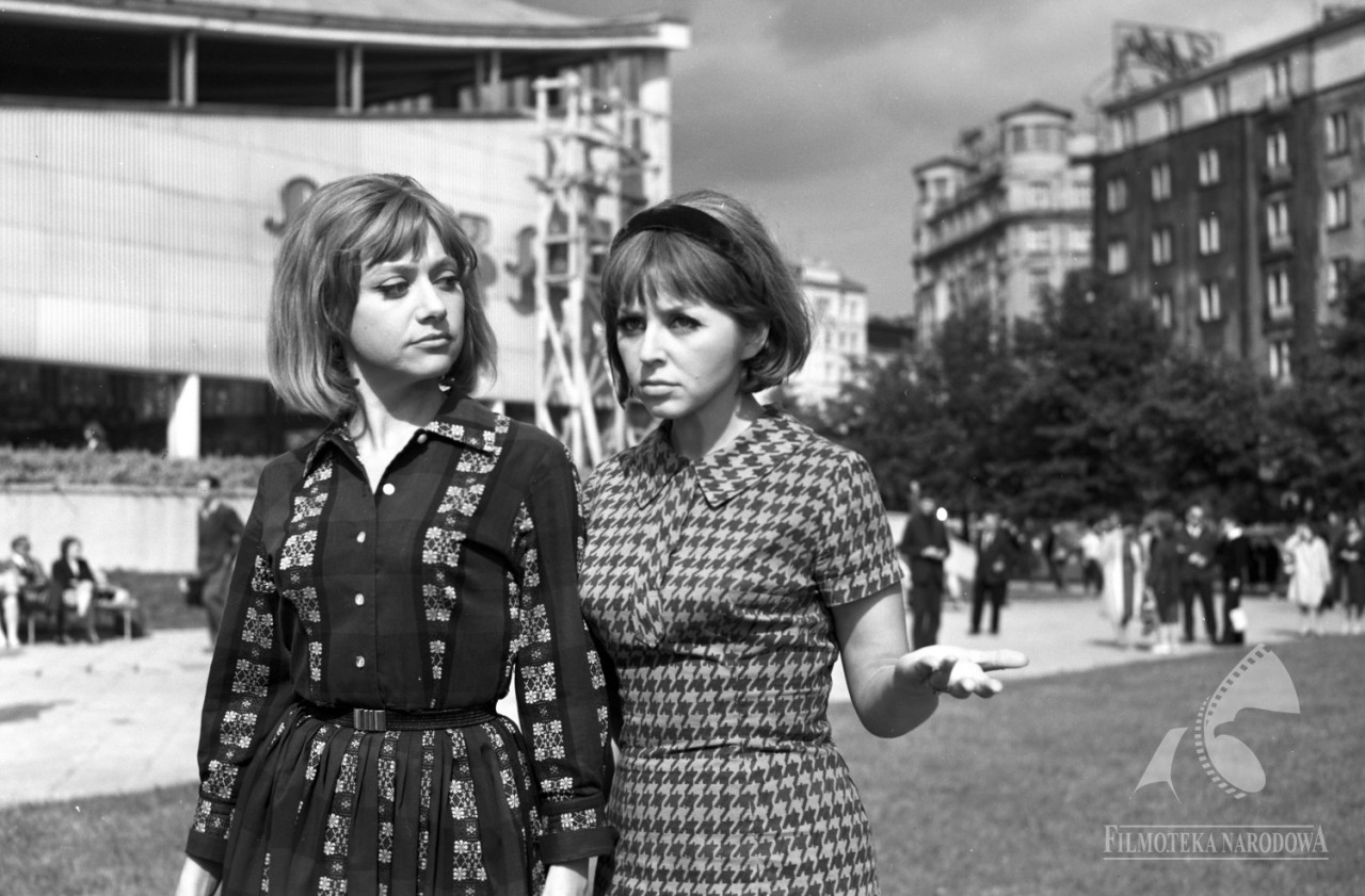 polish-actresses:  Kalina Jędrusik and Krystyna Sienkiewicz in Lekarstwo na miłość,