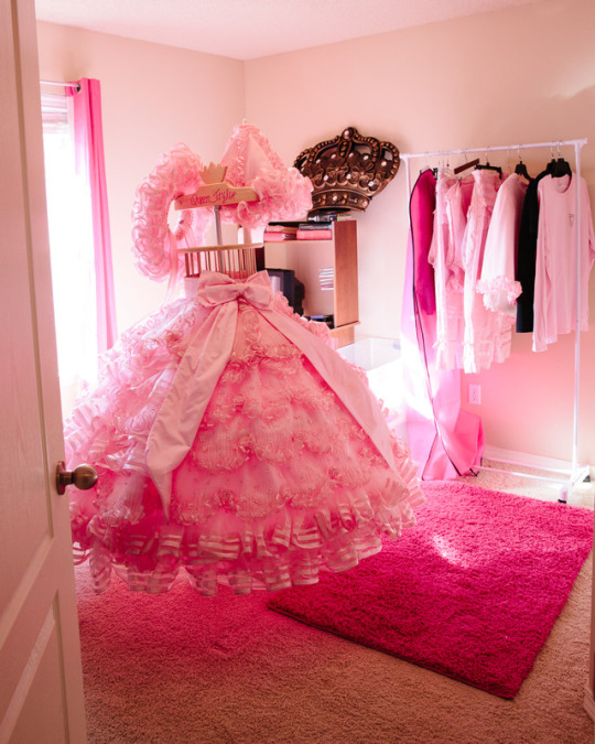 pinkified-world-of-lorelai:  joannaeberhart:   A dream of a sissy dress 