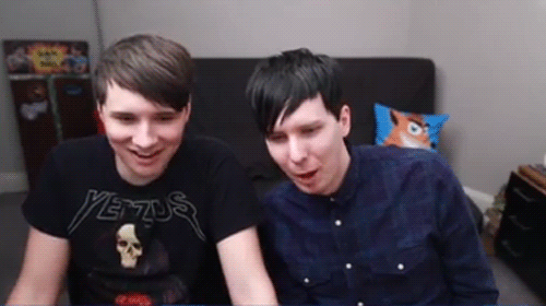 weareallmeowhere:Phil being a little too comfortable for Dan’s liking while in front of the camera.x