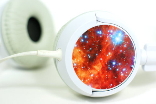 geekymerch:These awesome nebula headphones can be found at The Nird on Etsy!