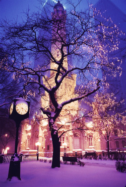 return-of-foreverr:   Snowy Night, Chicago, Illinois  So pretty :) 