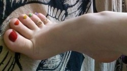 cute-footfetishnicolette:  Foot fetish toes