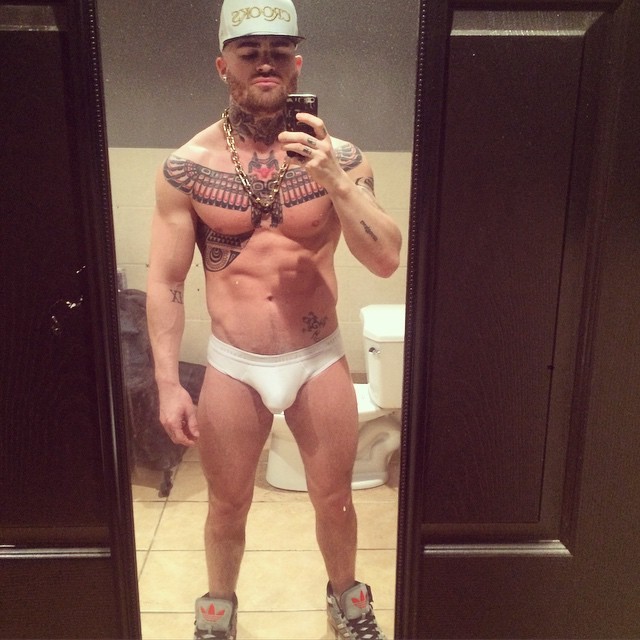 strongjaws:  #whiteandgold #gogo (at Heavens DOOR Lounge)