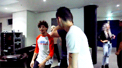 th3chariot:  Louis and Zayn dancing around backstage. x 