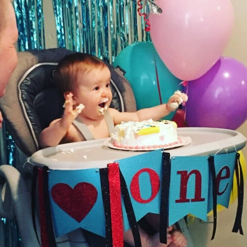 My sweet boobear loved her cake! ❤ #CharlotteinOnderland #firstbirthday #smashcake #Charchar #Charlo