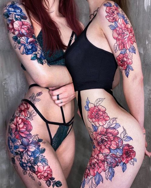 ig: tattoo__marka blue;flower;red;tatoo;thigh