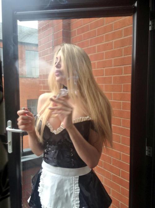 Tamara Grace having a crafty smoke