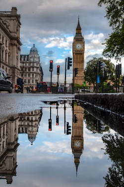 r2&ndash;d2:  London Reflections 