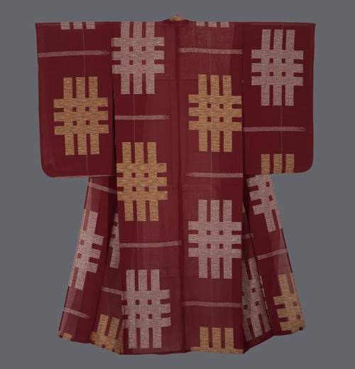 thekimonogallery:Location:JapanDate:1940-1960Description:A hitoe (unlined) silk kimono motifs create