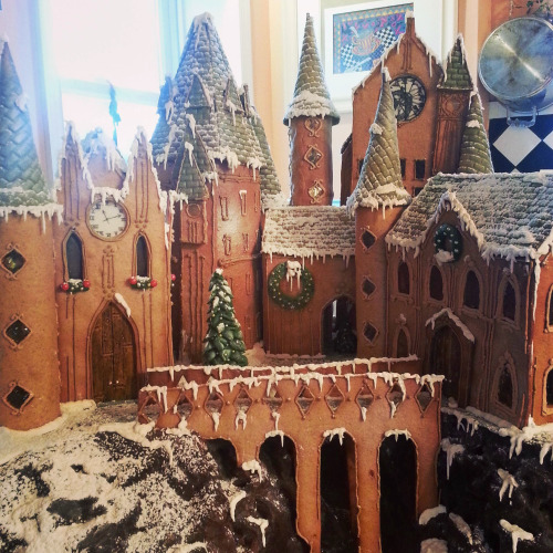 tastefullyoffensive:“I made Hogwarts out of gingerbread.” - louisesiuol