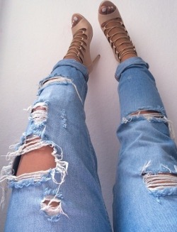 iamthegirlwhodreams:  outfitmadestyle:  Meana Distressed Denim Pants (available at Outfit Made)   I like the jeans but I love the shoes!