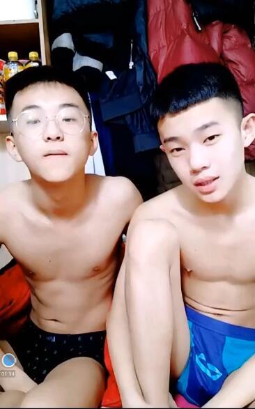 comoediae-1:  东北直播团体，我只有两部视频，这部尚无（ps：题外话这几个东北少年背后那位大叔会怎么利用这群孩子呢？希望他们都能平安长大，没有威胁，一切出于自愿来源：搜同