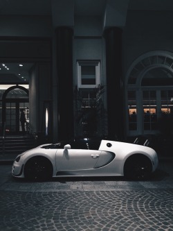 stayactiv:  Bugatti Veyron Vitesse. 