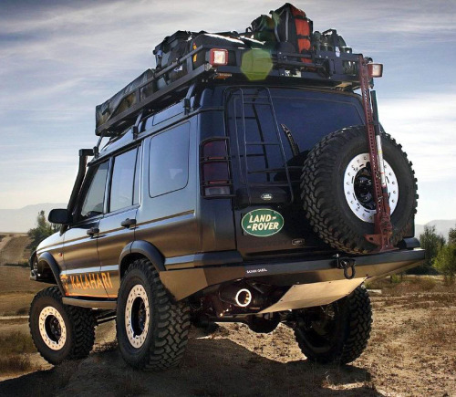 carsthatnevermadeitetc:  Land Rover Discovery Series II Kalahari Concept, 2001. A prototype presented at the SEMA show that was prepared by Safari Guard. In addition to the suspension lift and Centerline wheels it featured a Hannibal roof tent and an