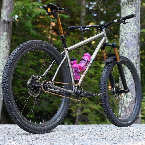 hizokucycles: Reposted from @44bikes Marauder Ti SS // - Black shoes. Black shirt. Mom and Dad still