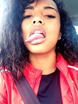 yesnibbles:  Long tongue and hot lips