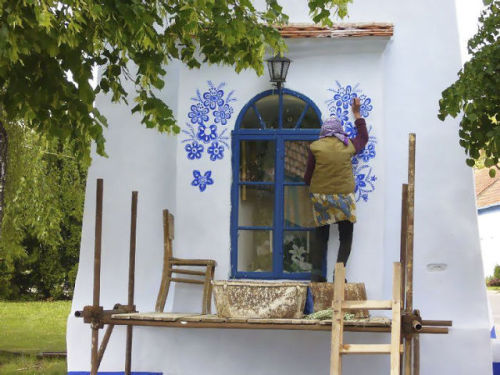 boredpanda:   90-Year-Old Czech Grandma Turns Small Village Into Her Art Gallery By Hand-Painting Flowers On Its Houses