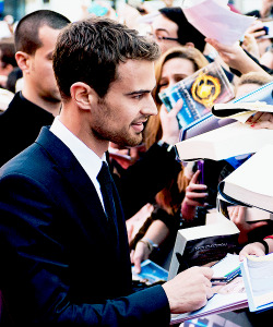 fyeahtheo:  33/100 pictures of theo james