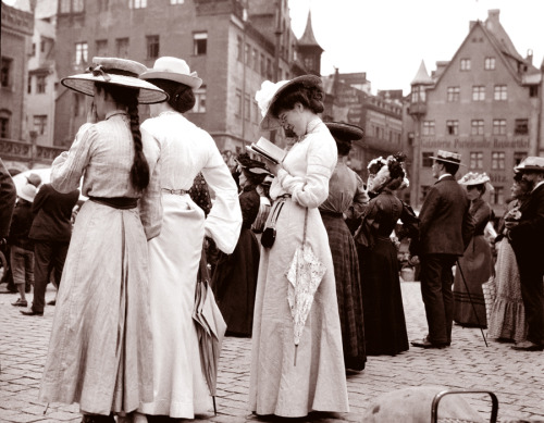 pulledouttosea:Tourists at the Frauenkirche, Nuremberg, Germany, 1904
