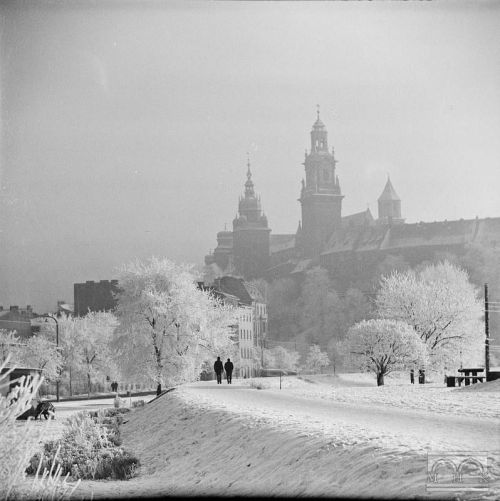 lamus-dworski: Kraków, Poland photographed by Henryk Hermanowicz, 1960s. Photos via Muzeum Hi