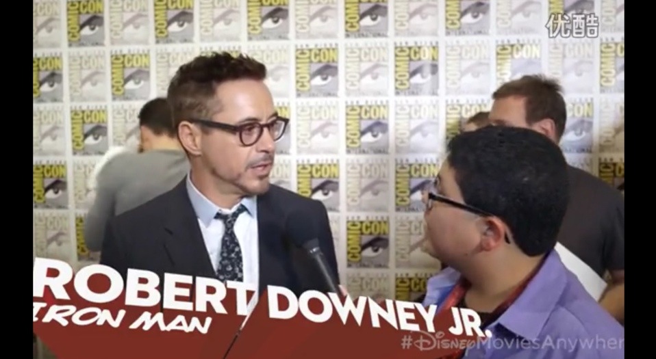 hola-pendejos:  This kid was offering a hot towel to Robert Downey Jr. And Robert