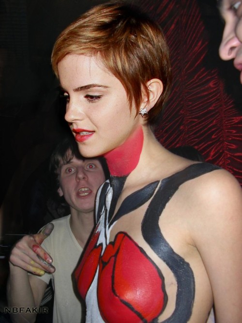 nudecelebsinpublic:Emma Watson’s body art experience.