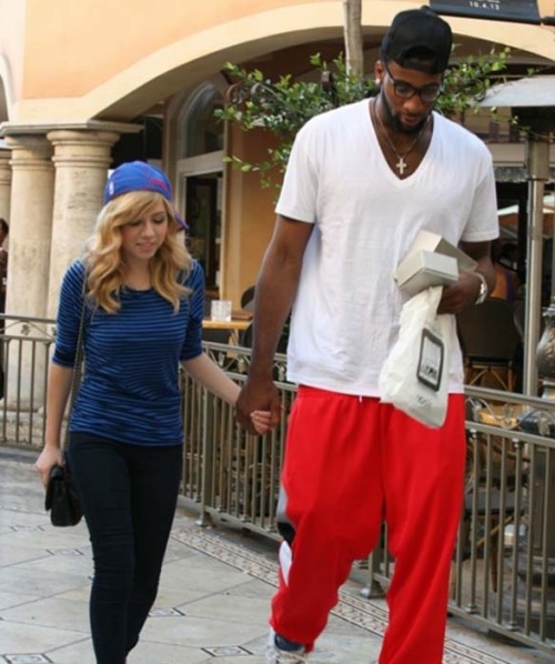 blackbulls-whitegirls-bliss:  LMAO!  How true is this cartoon.  Over this past summer 5’2” iCarly star Jennette McCurdy has been dating Detroit Pistons’ power forward Andre Drummond who stands close to 7’ tall.  Safe to say she likes them big