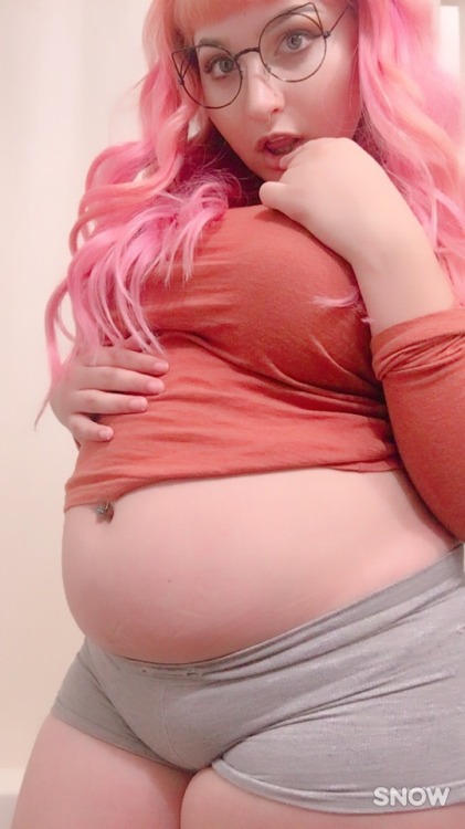 littlemissbellybabe:  scarybabe: I ❤️ before and after belly stuffing pics! I can eat so much now it’s so fucking hot to me *sweats*   fresh squishy goodness available for your consumption @ http://www.c4s.com/reiinapop One of my top inspirations.