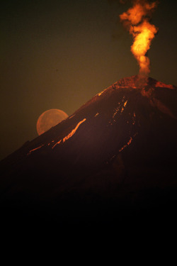 Tect0Nic:  Moonrise With Full Moon By Cristobal Garciaferro Rubio Via 500Px. 
