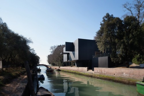 digitalramen:   This waterfront building for the arts in Venice by Denton Corker Marshall features e