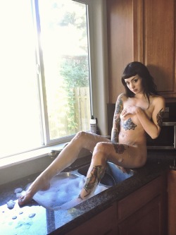 theendis-nigh:  Taking a bath in the sink