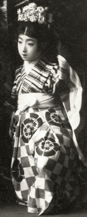 &ldquo;Kabuki – Shunkyō Kagami Jishi 1910s.  A Kabuki dancer as the rampaging spirit 