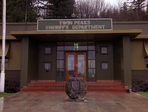 365filmsbyauroranocte:Twin Peaks: Pilot (David Lynch, 1990)