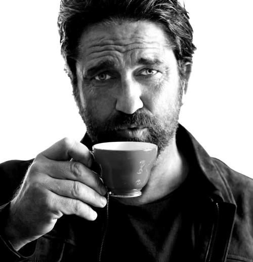 lesravageurs:   Ravageurs drink coffee. |