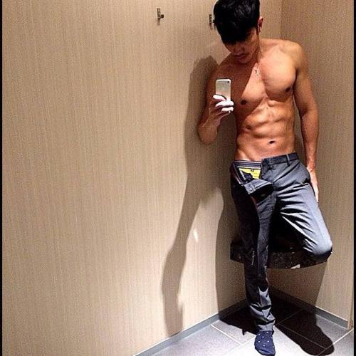 bbbtm13:  Kevin Lee, sexy leanfit Chinese model from Hong Kong. Reblog & follow me for more surprise!